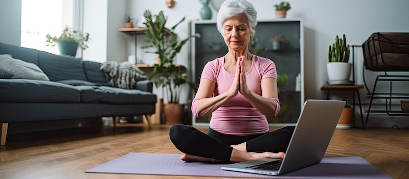 Mujer mayor practicando meditación online